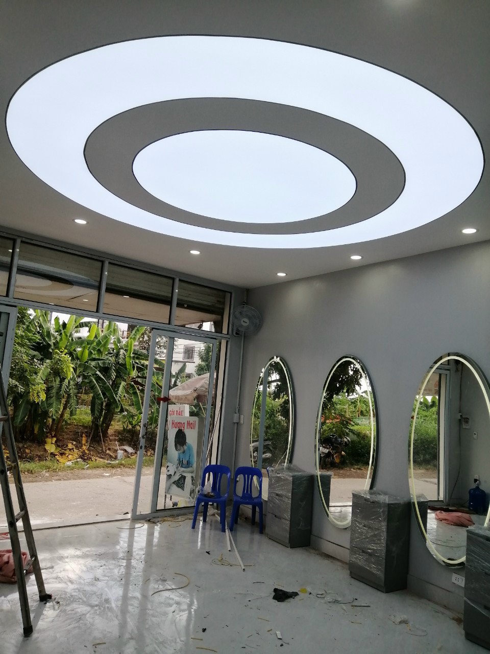 Trần Xuyên Sáng Trắng Mờ